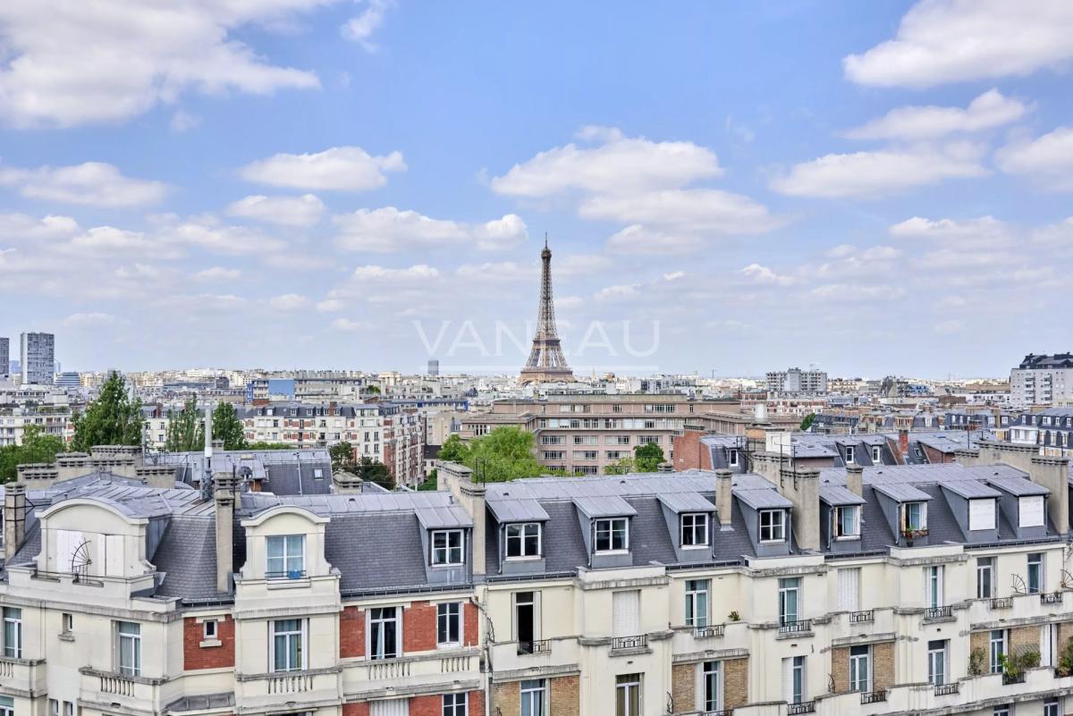 PARIS XVe - Mairie : Appartement avec balcons et vue dégagée sur