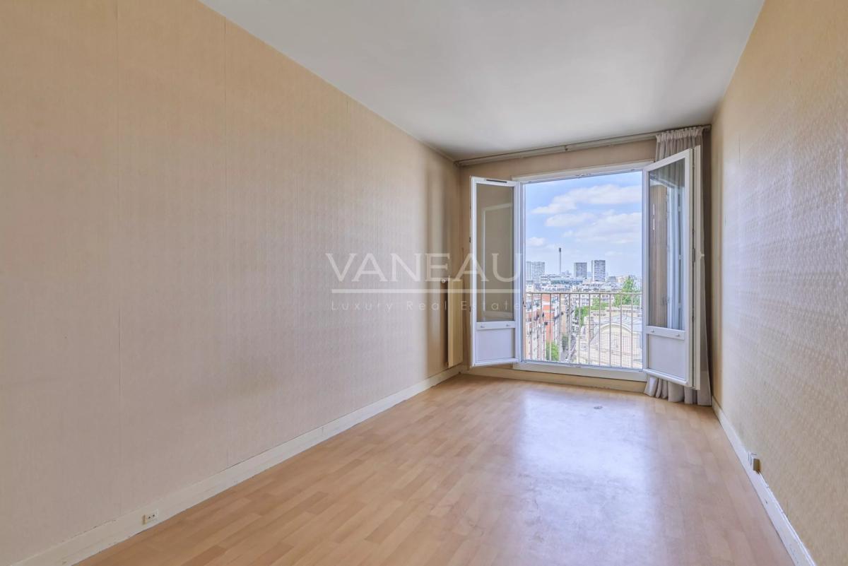 PARIS XVe - Mairie : Appartement avec balcons et vue dégagée sur