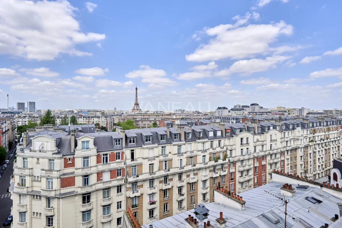 PARIS XVe - Mairie : Appartement avec balcons et vue dégagée sur