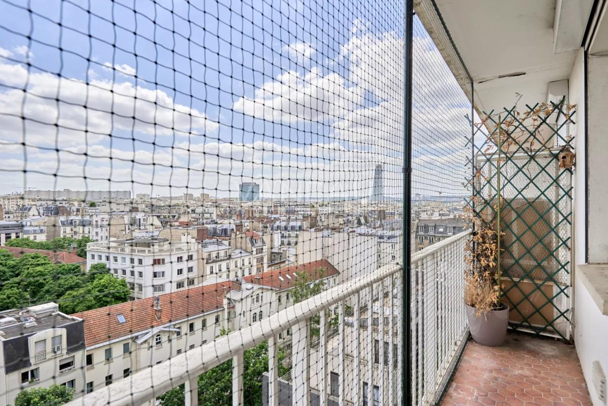 PARIS XVe - Mairie : Appartement avec balcons et vue dégagée sur