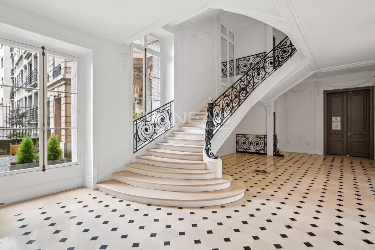 Paris XVIe - Place Victor Hugo - Magnifique appartement en derni