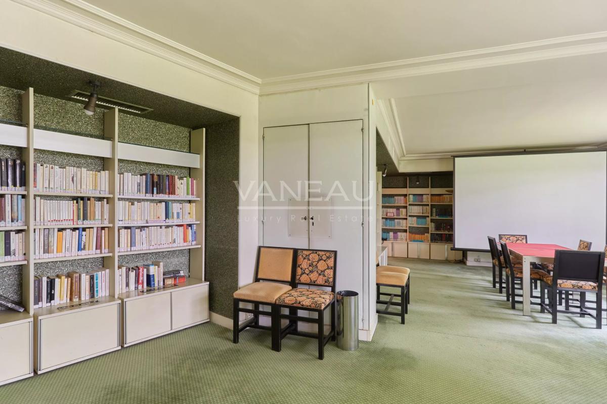 Neuilly – Quartier Mairie – Appartement au calme sur jardin avec fort potentiel – Possibilité 2 chambres