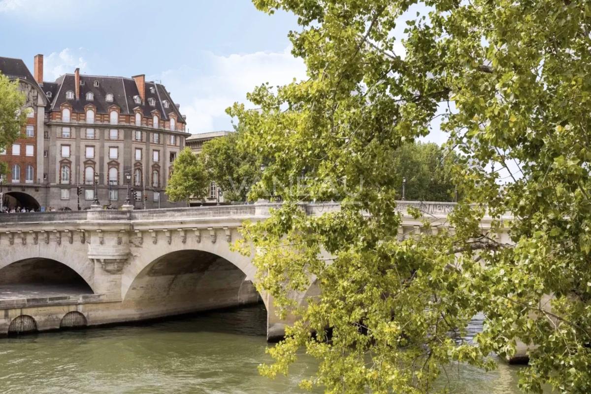 PARIS 1er – VUE DÉGAGÉE SUR LA SEINE – À 10 MINUTES DU LOUVRE – 