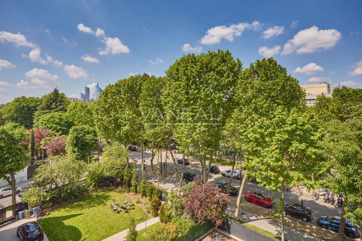 Neuilly sur Seine - Château - Dernier étage terrasse de plain-pi