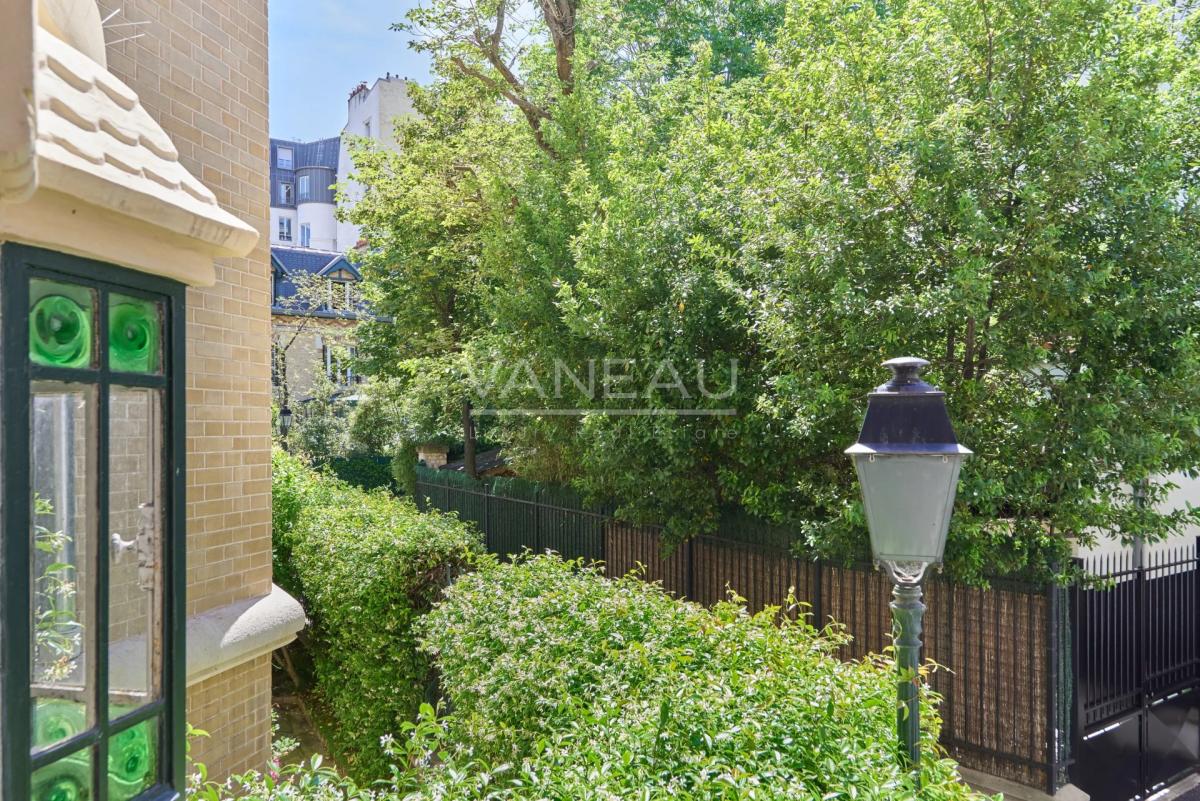Paris XVIIe - Villa des Ternes - Triplex Art Nouveau avec cour-t