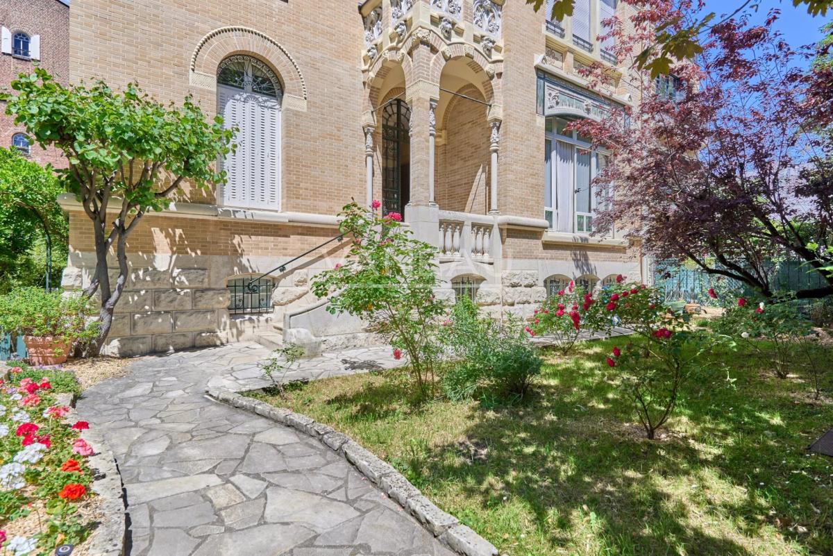 Paris XVIIe - Villa des Ternes - Triplex Art Nouveau avec cour-t