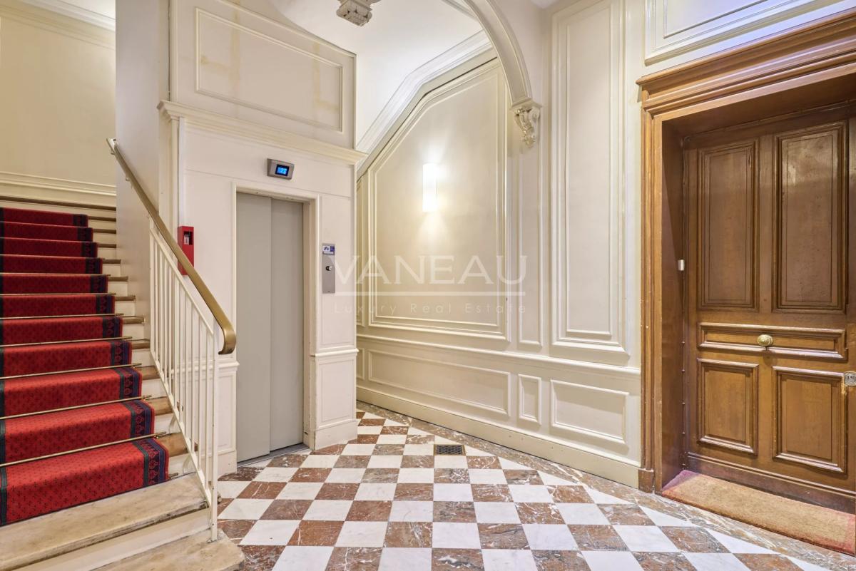 Derniers étages  de standing rare - Balcon en pierre - Vue dégag
