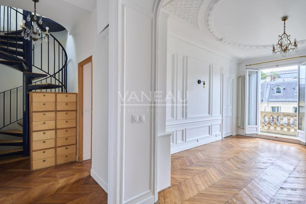 Derniers étages  de standing rare - Balcon en pierre - Vue dégag