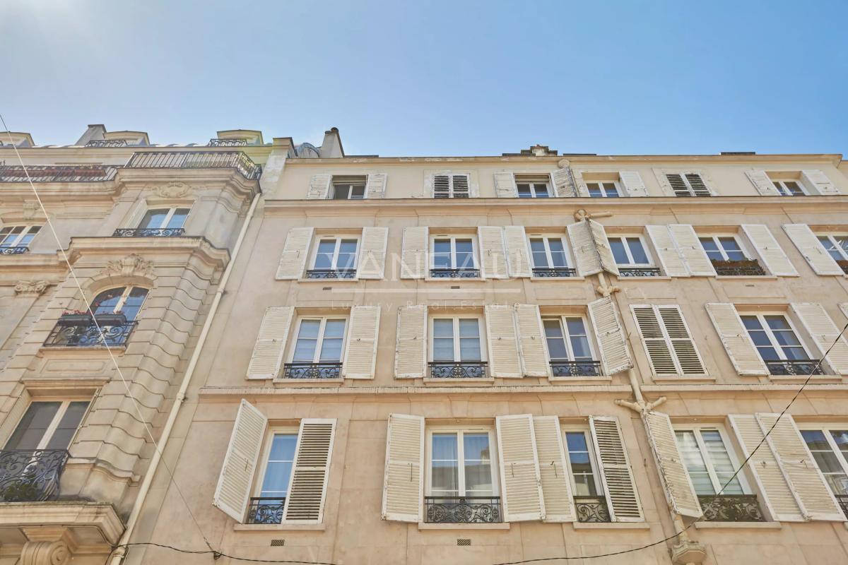PARIS XVIIe - Charmant deux pièces  rue de Lévis.