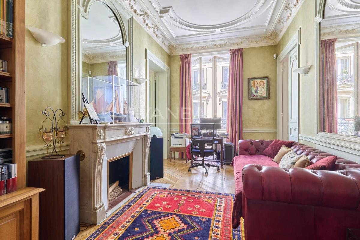 Paris VIIIe– Quartier Europe--Appartement familial et de récepti