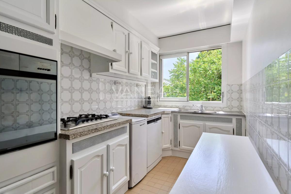 PARIS XVIè – RANELAGH - BALCON-TERRASSE SUR INTÉRIEUR