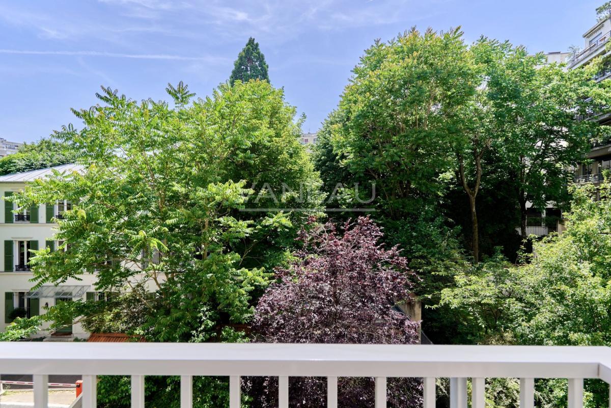PARIS XVIè – RANELAGH - BALCON-TERRASSE SUR INTÉRIEUR