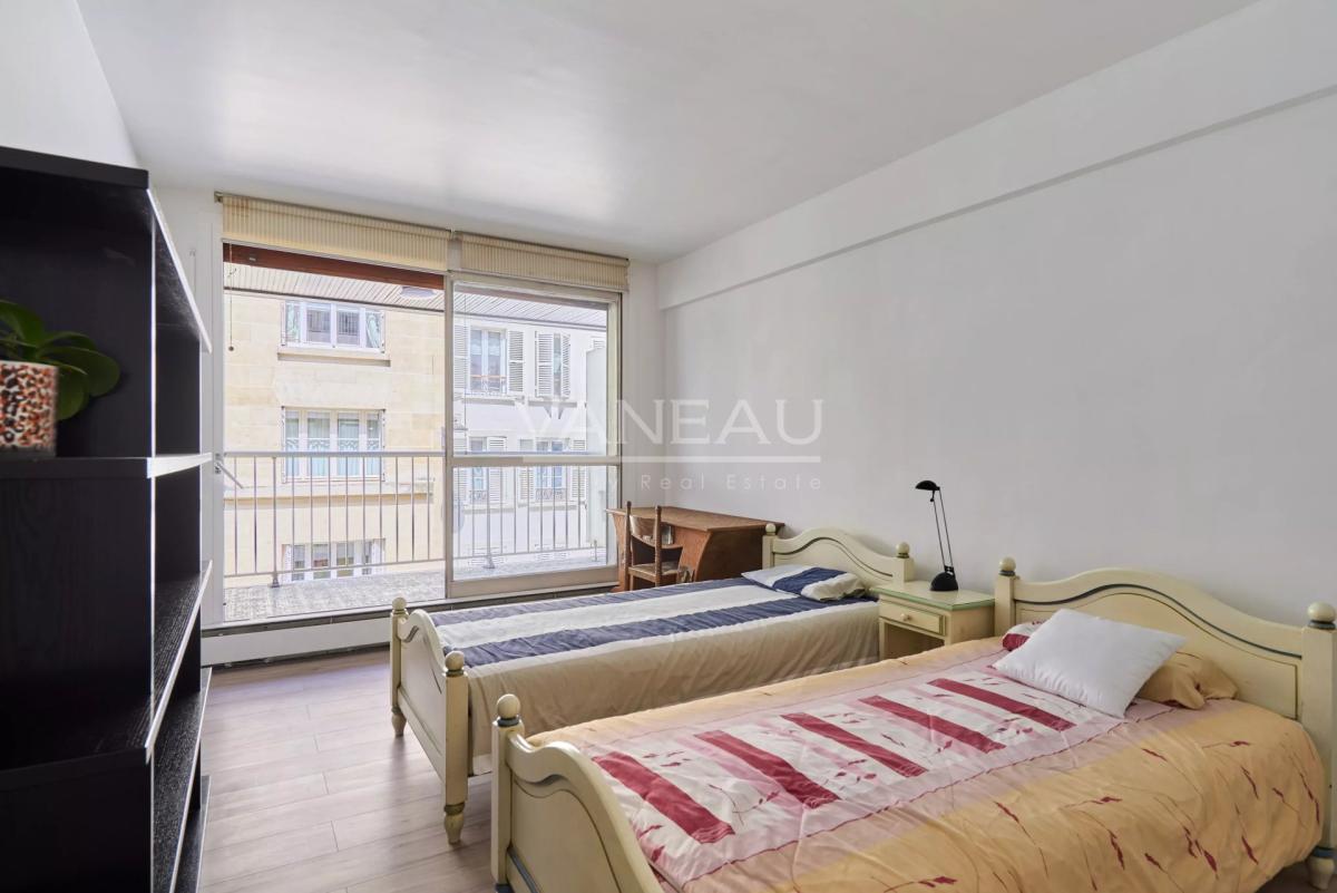 PARIS XVIè – RANELAGH - BALCON-TERRASSE SUR INTÉRIEUR