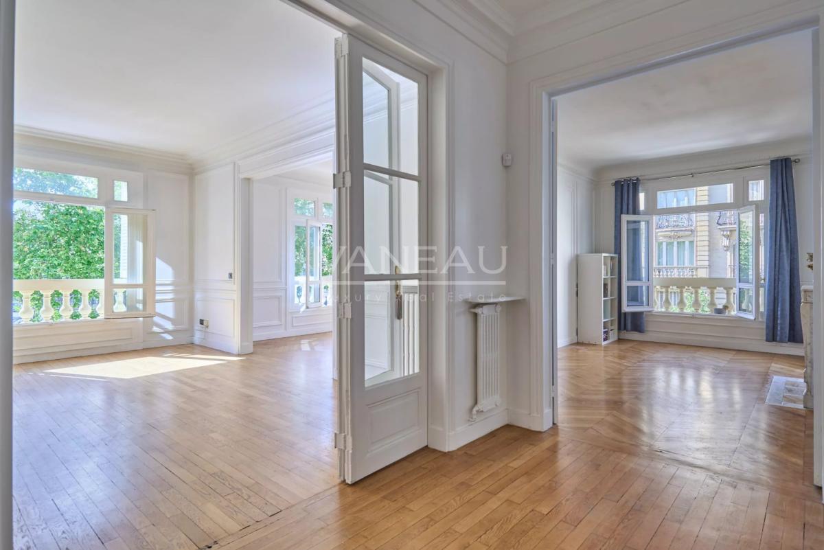 Paris VIIe - Appartement familial au pied du Champ-De-Mars