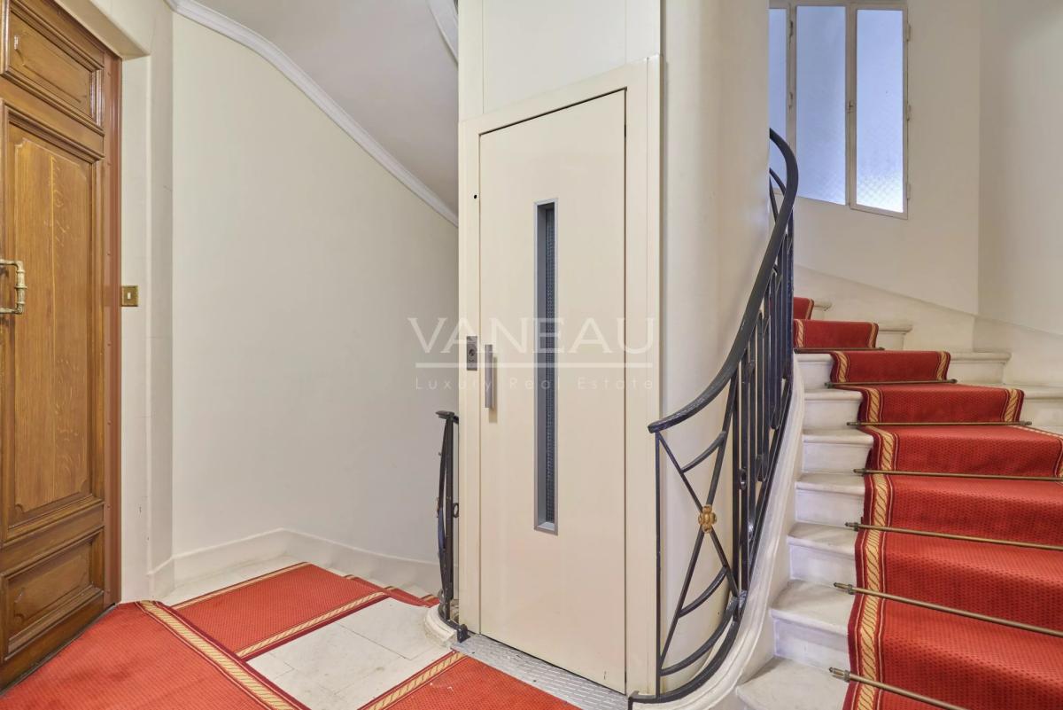 Paris VIIe - Appartement familial au pied du Champ-De-Mars