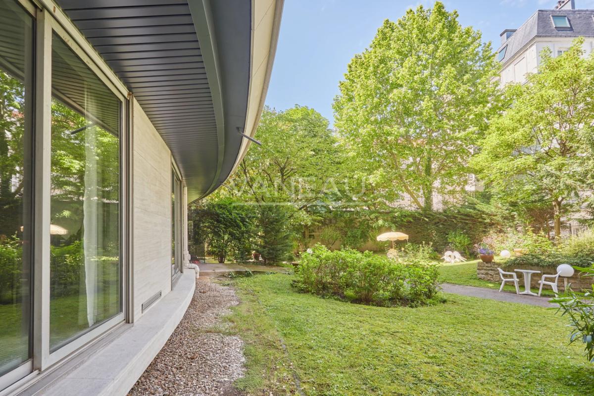 Neuilly – Quartier Mairie – Appartement au calme sur jardin avec