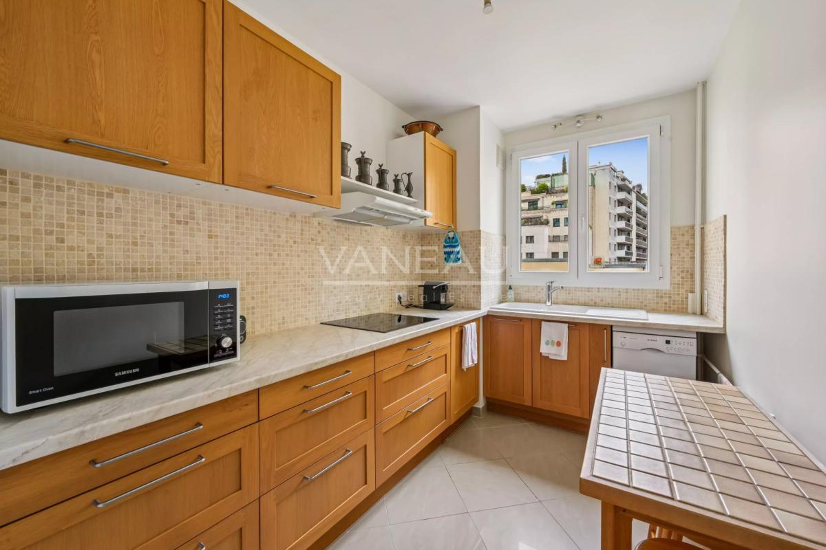 Paris XVe - Appartement trois pièces avec balcon