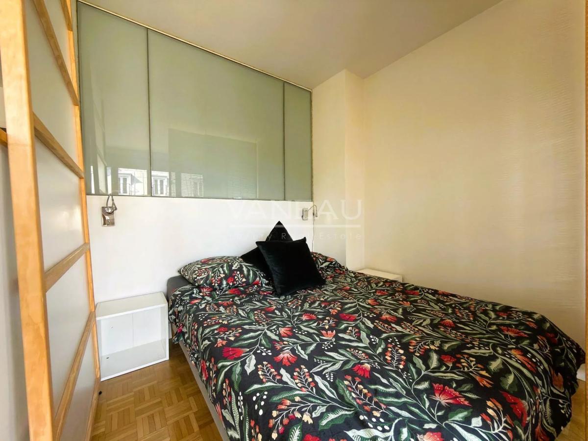 Studio en étage élevé avec balcon et vue dégagée