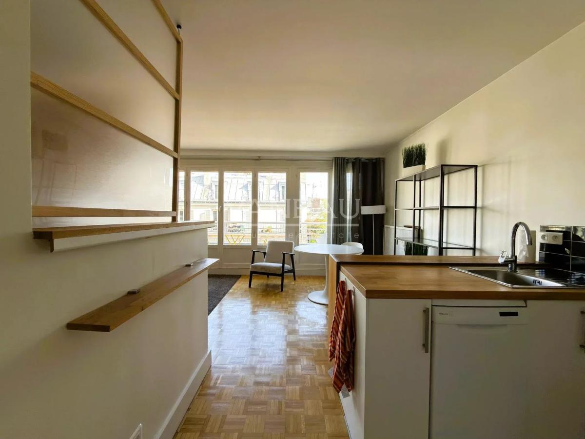 Studio en étage élevé avec balcon et vue dégagée