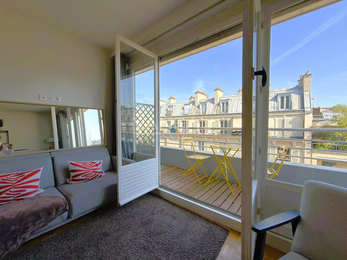 Studio en étage élevé avec balcon et vue dégagée