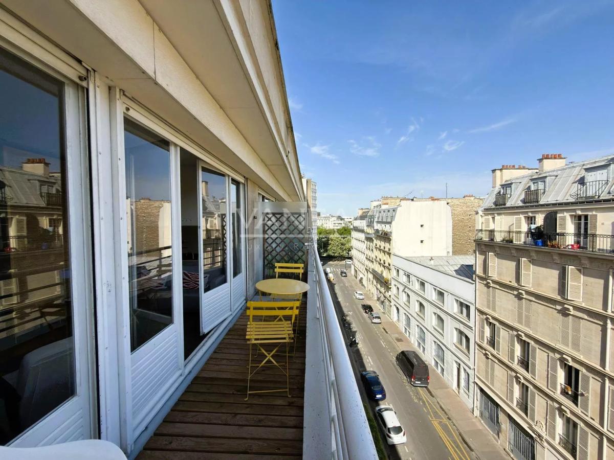 Studio en étage élevé avec balcon et vue dégagée