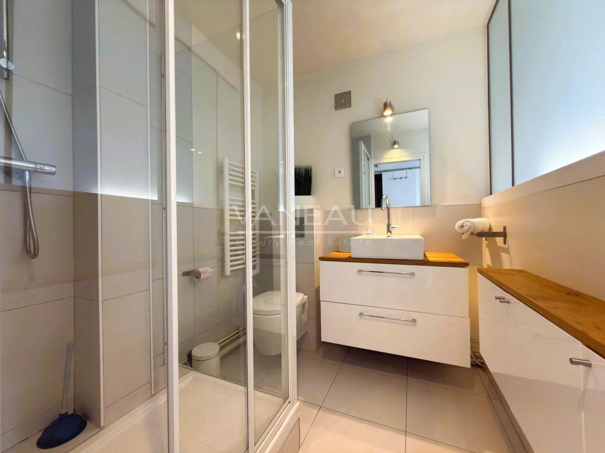 Studio en étage élevé avec balcon et vue dégagée