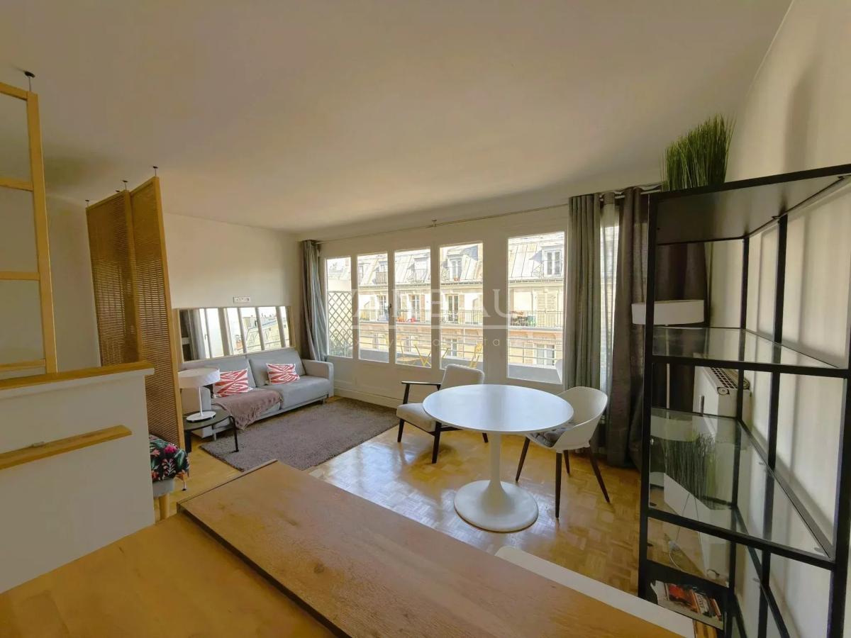 Studio en étage élevé avec balcon et vue dégagée