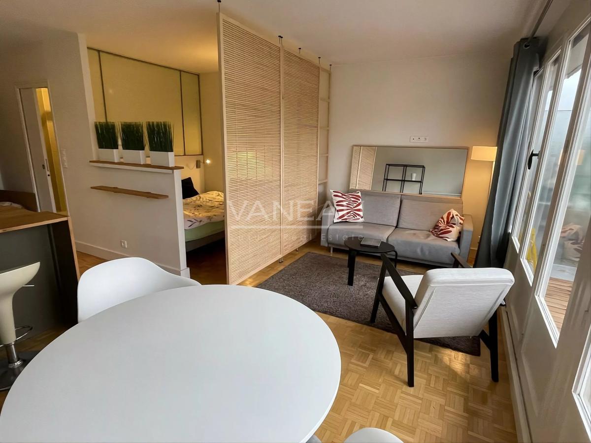 Studio en étage élevé avec balcon et vue dégagée