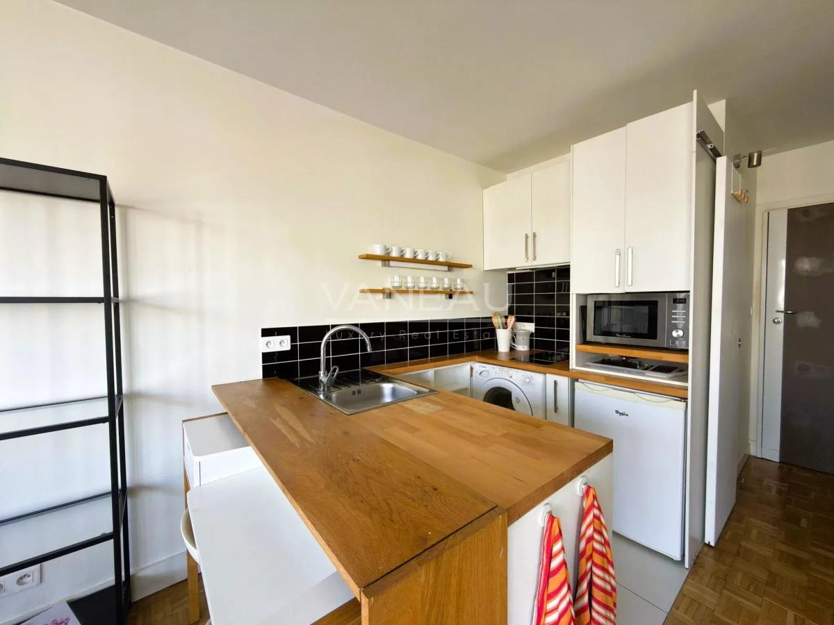 Studio en étage élevé avec balcon et vue dégagée