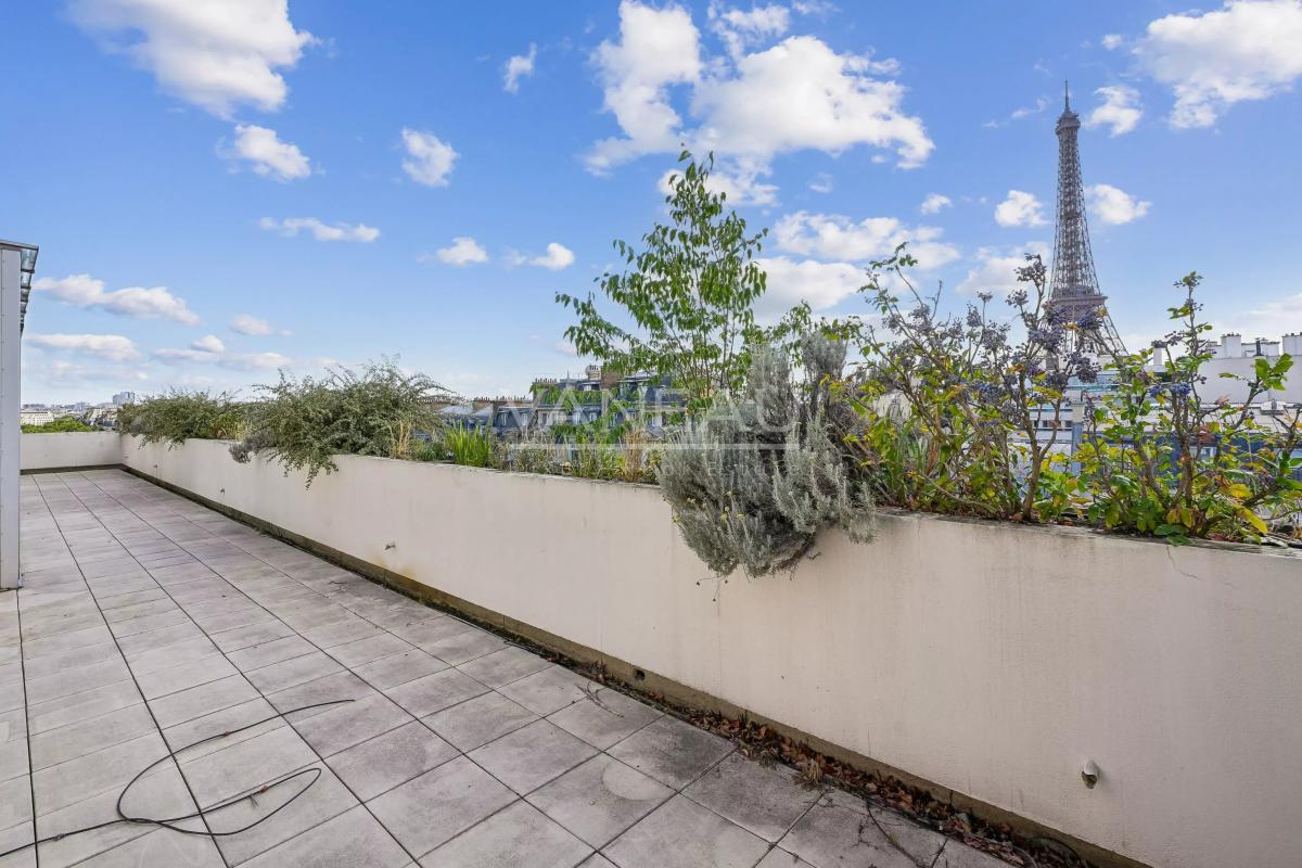 Paris VIIe - Gros caillou - Dernier étage avec terrasse avec vue sur monuments