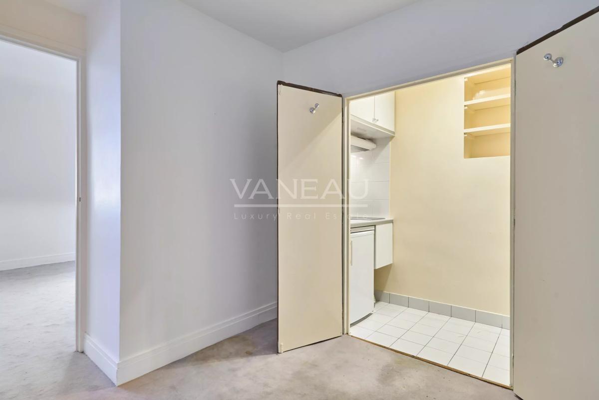 Paris VII - Verneuil - Studio - étage élevé avec ascenseur