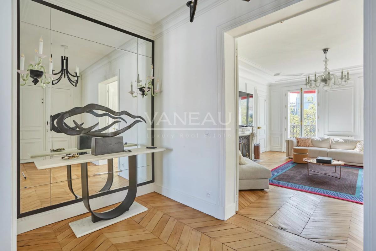 Paris VIIIᵉ - Alma–Marceau - Élégance parisienne avec vue tour  