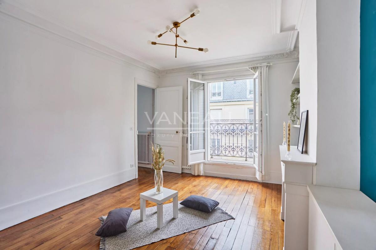 Paris XVIIe -Ternes - Appartement 3 pièces balcon filant