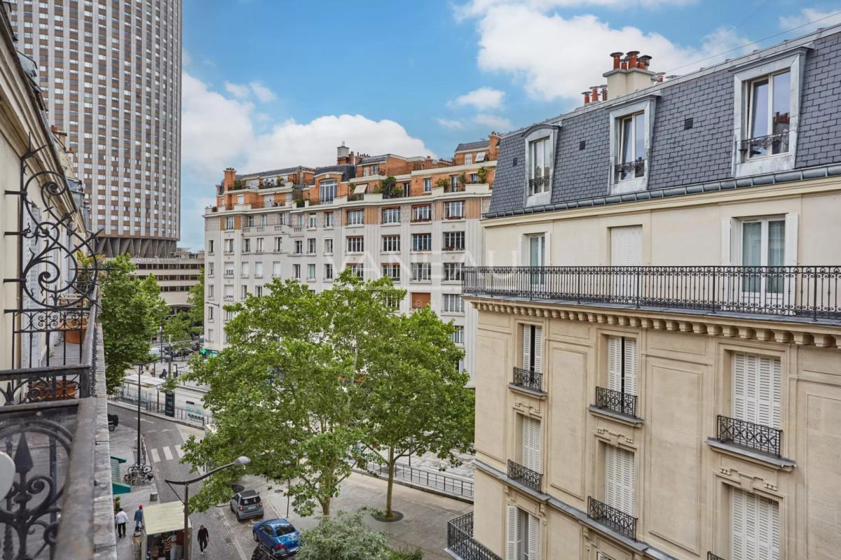 Paris XVIIe -Ternes - Appartement 3 pièces balcon filant