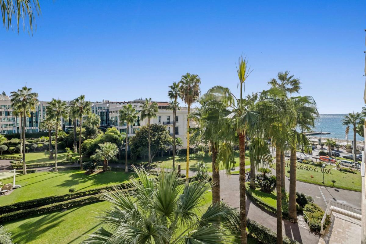 Cannes Croisette Grand Hotel Studio vue mer à rénover à vendre