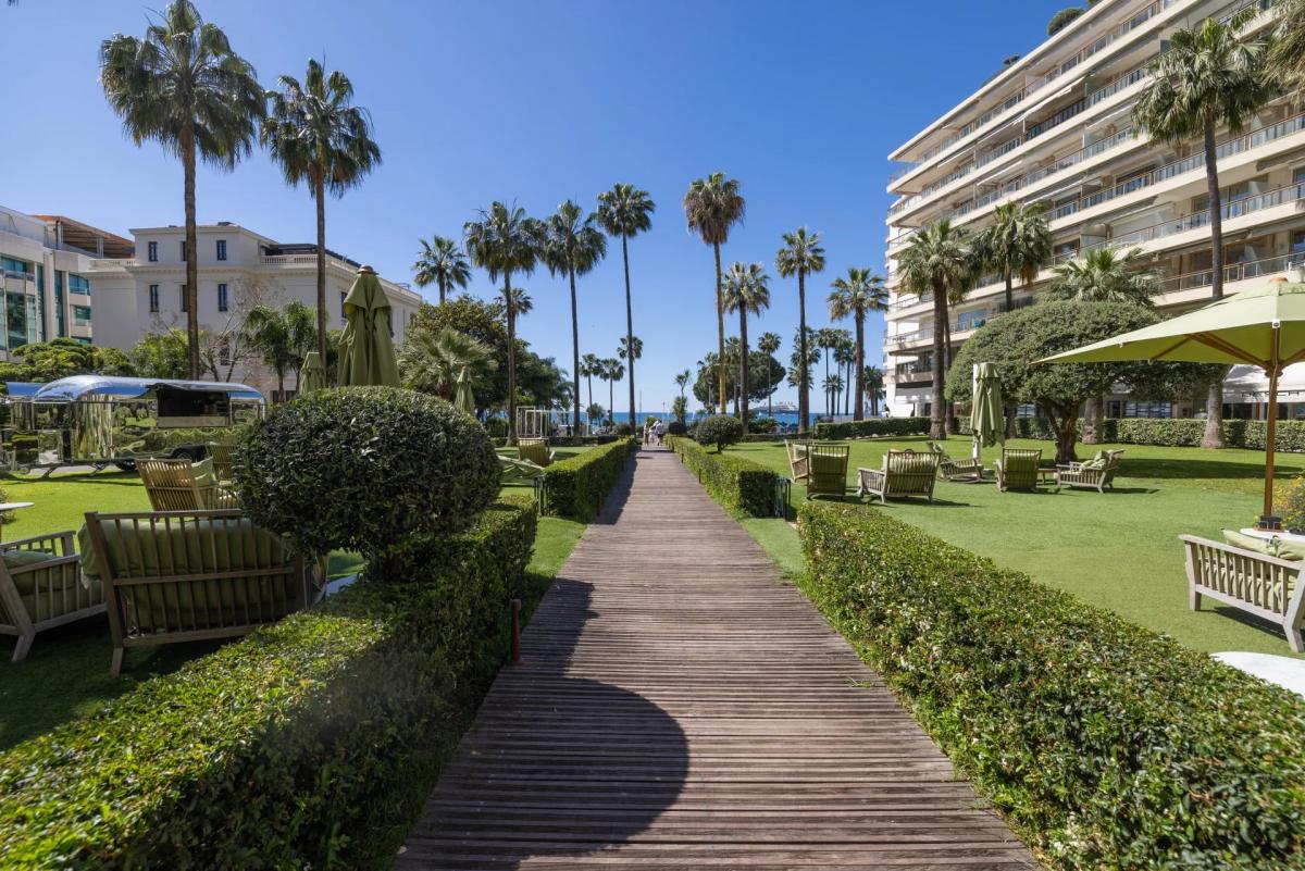 Cannes Croisette Grand Hotel Studio vue mer à rénover à vendre