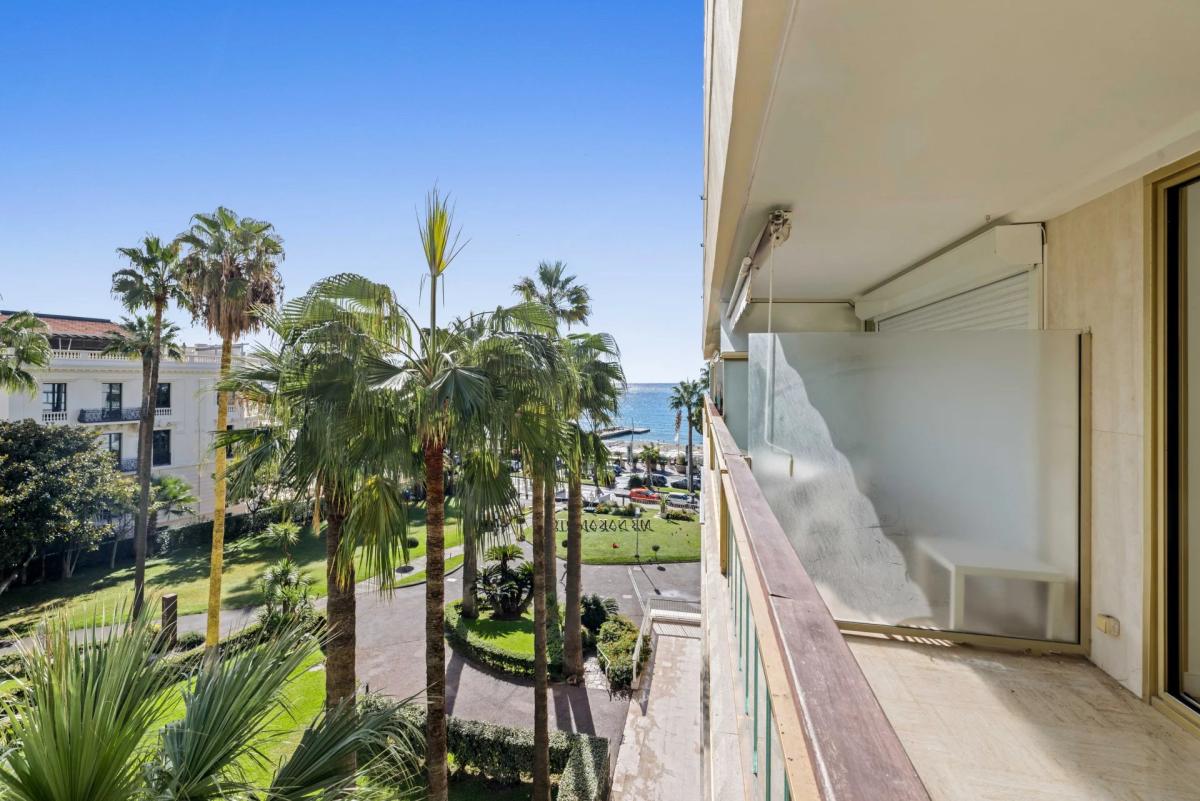 Cannes Croisette Grand Hotel Studio vue mer à rénover à vendre