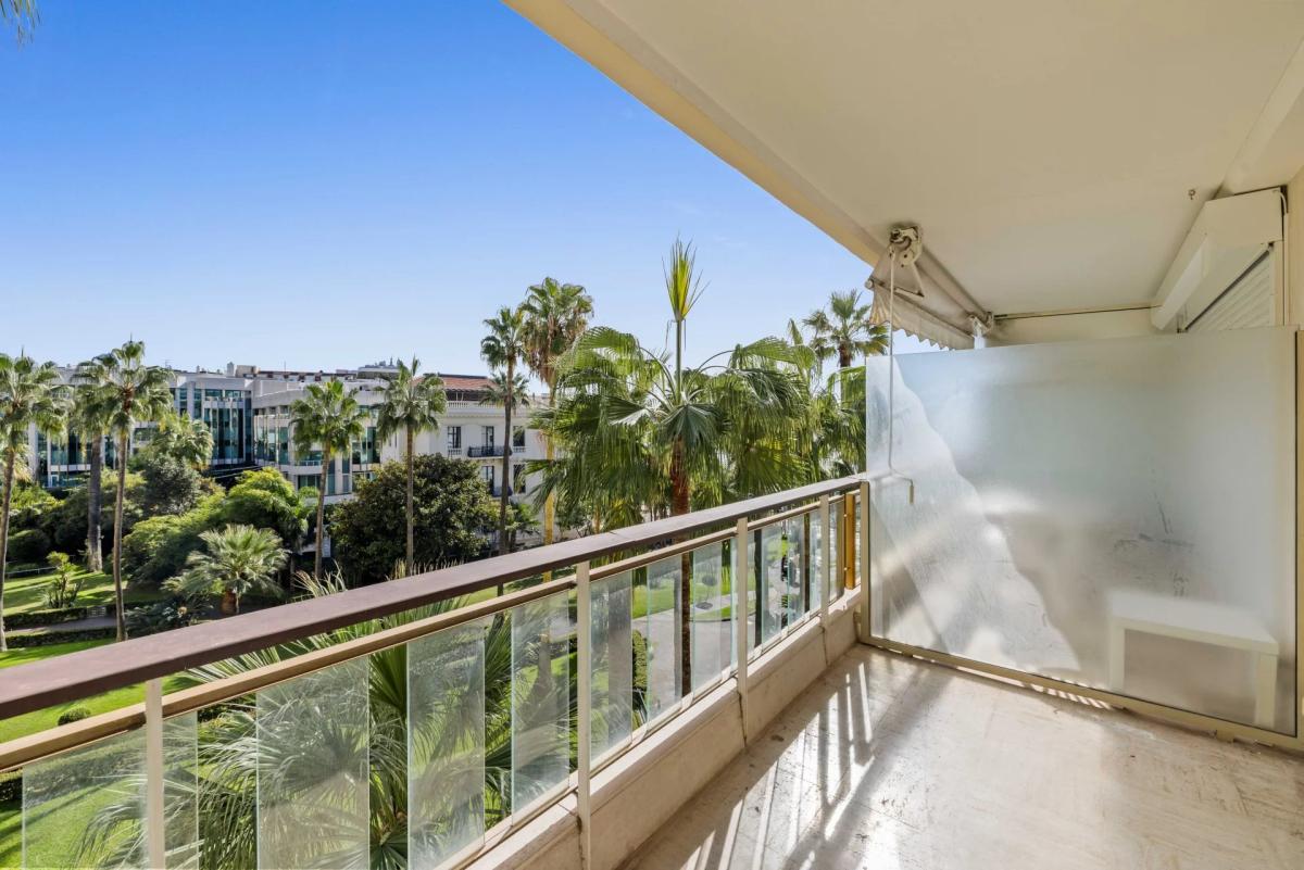 Cannes Croisette Grand Hotel Studio vue mer à rénover à vendre