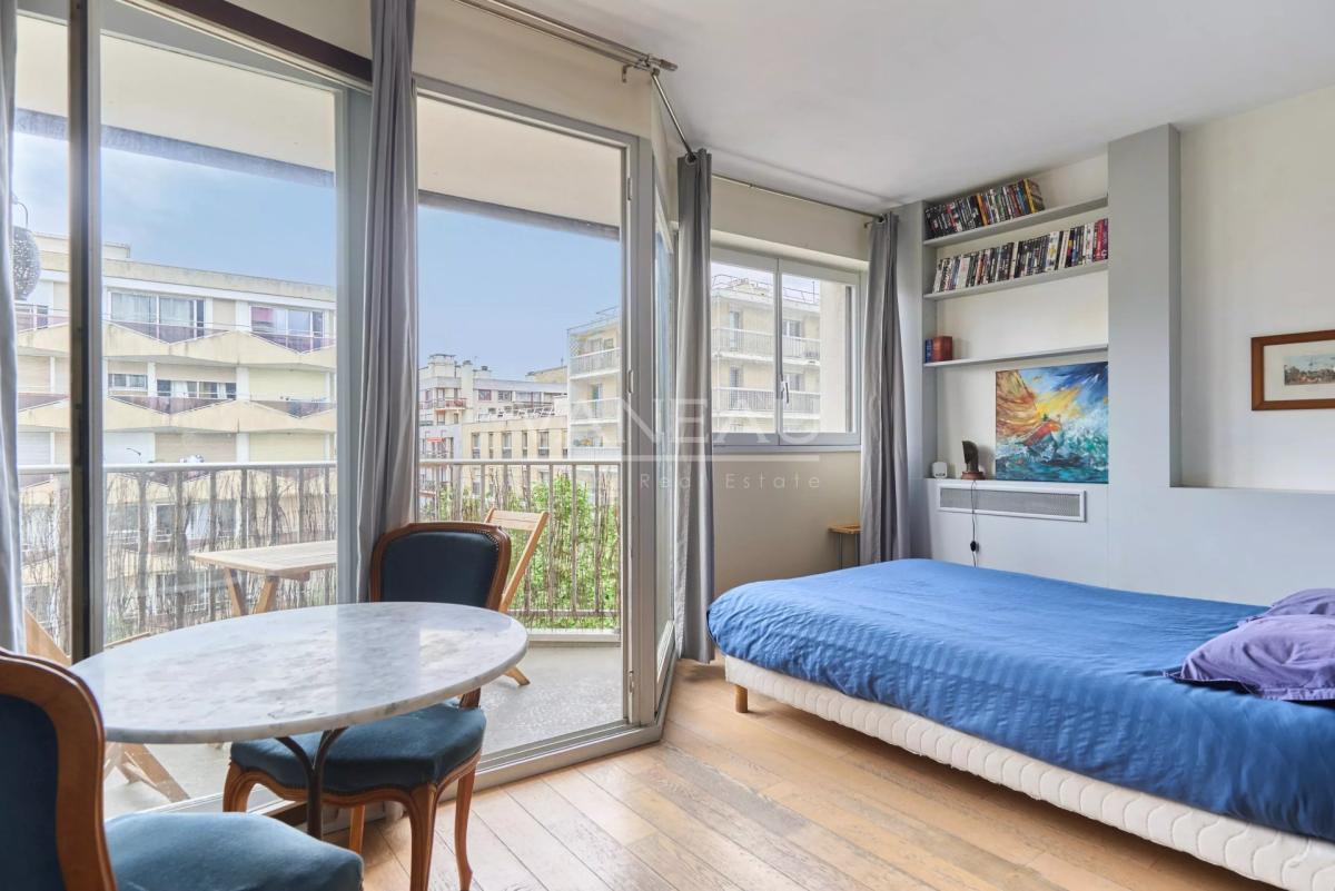 Paris XVème - Charles Michels - studio en étage avec balcon