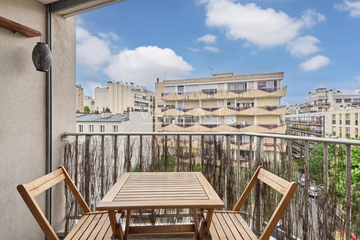 Paris XVème - Charles Michels - studio en étage avec balcon