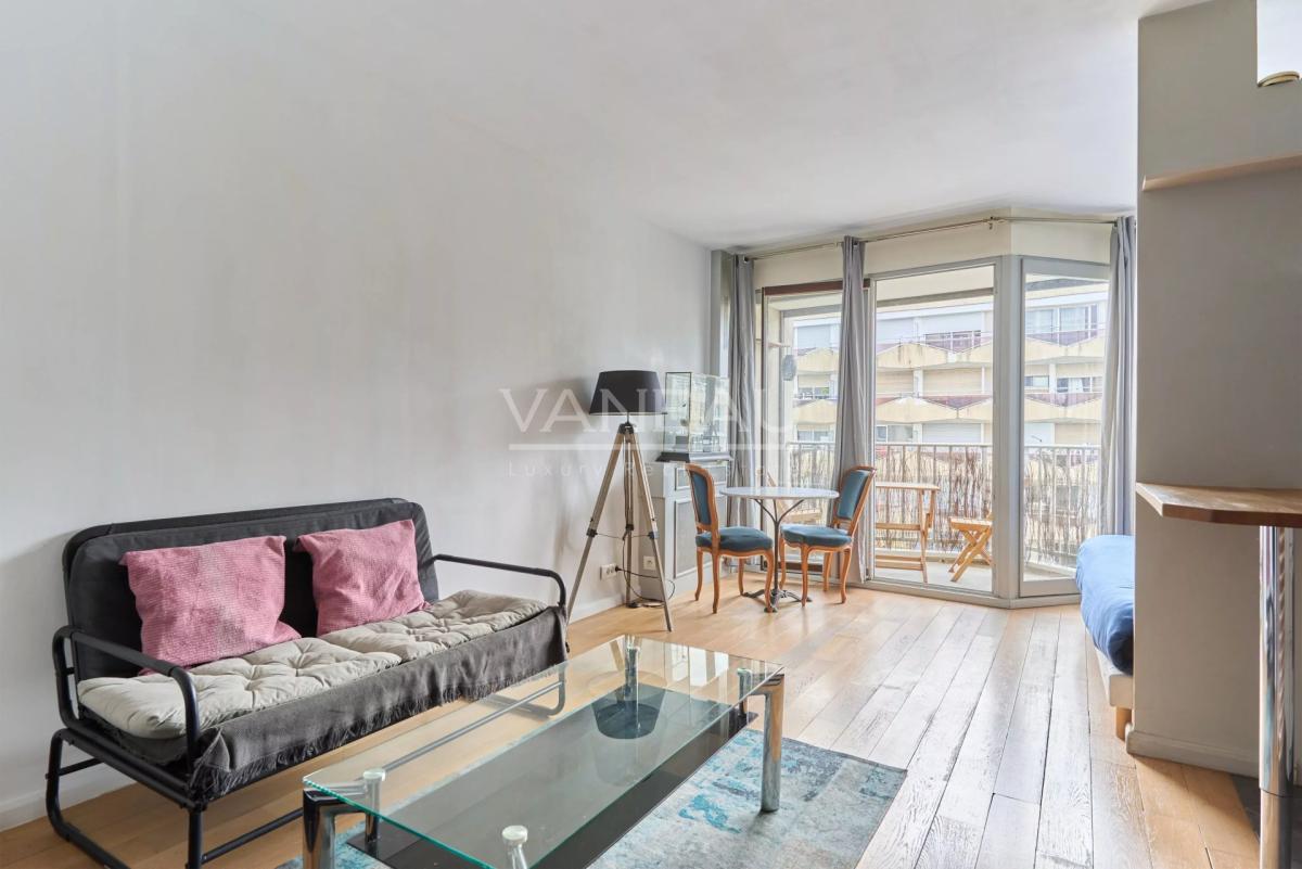 Paris XVème - Charles Michels - studio en étage avec balcon