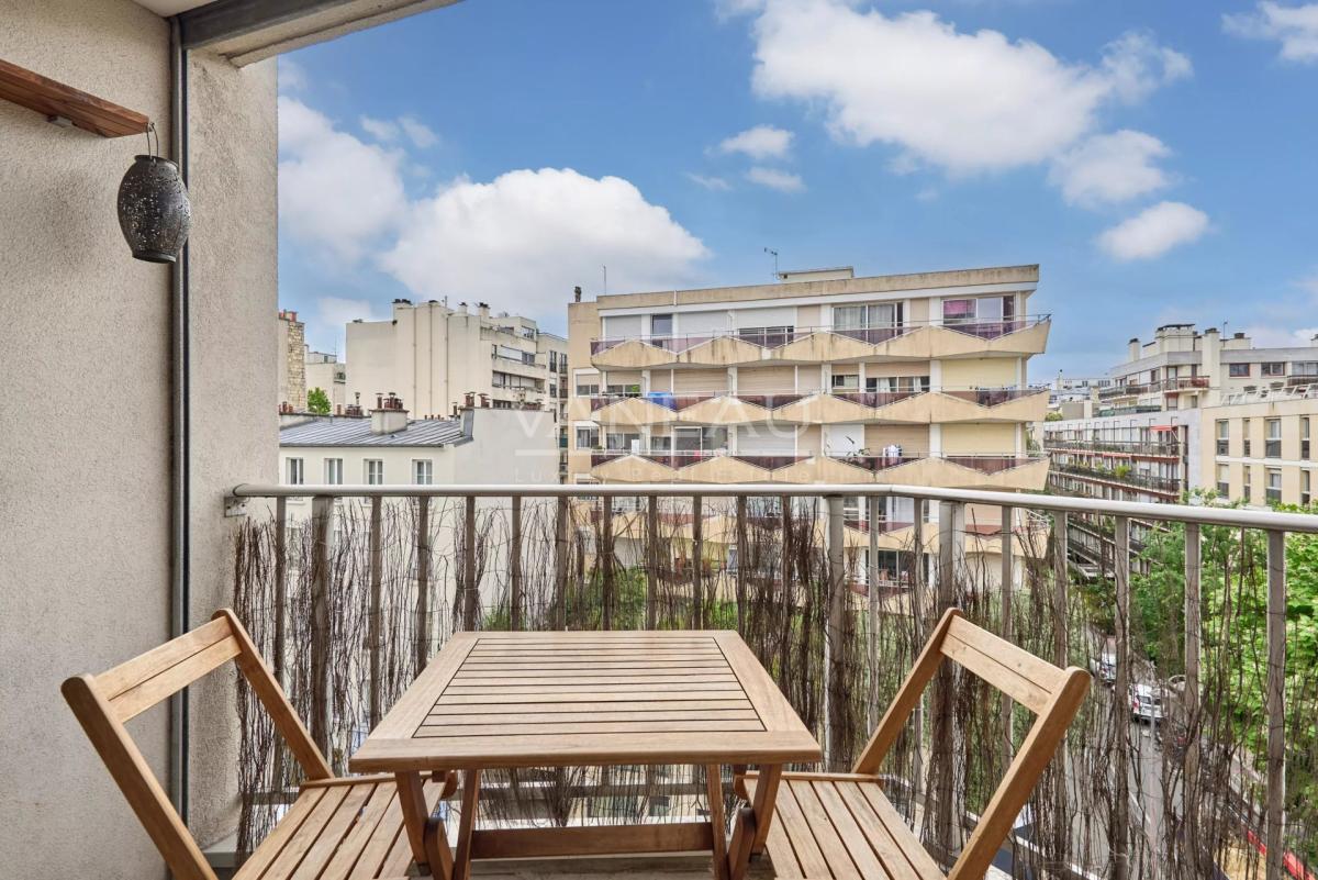 Paris XVème - Charles Michels - studio en étage avec balcon