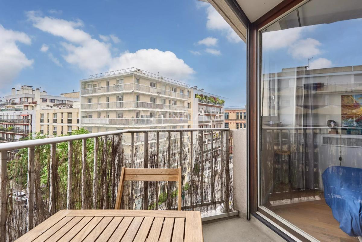 Paris XVème - Charles Michels - studio en étage avec balcon