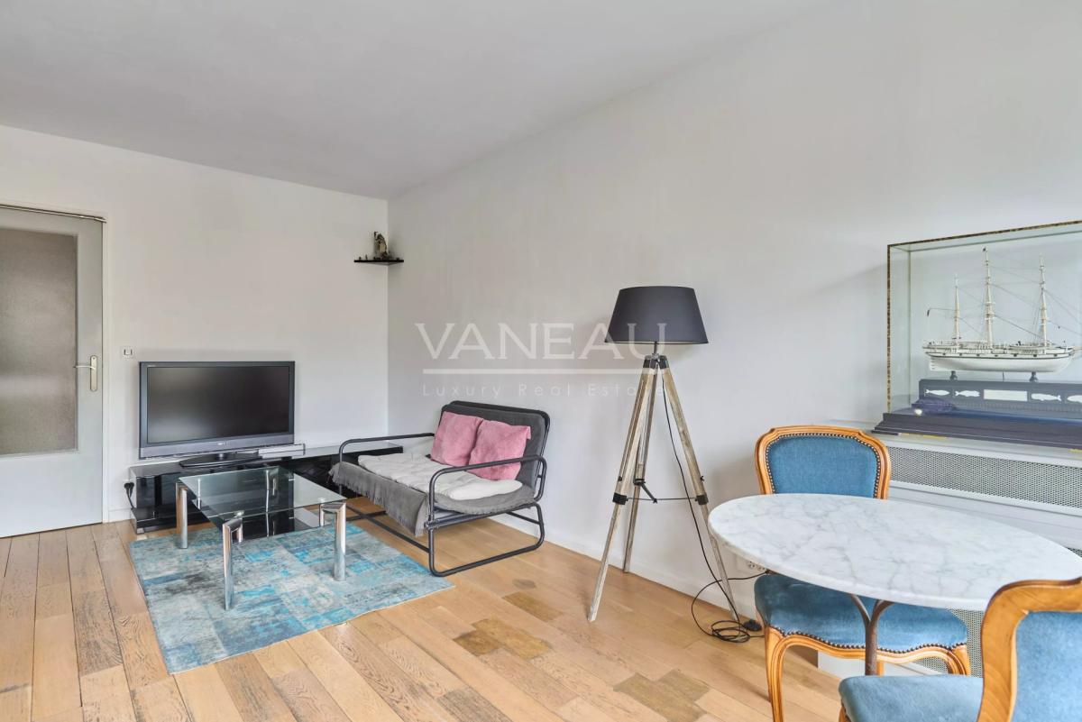 Paris XVème - Charles Michels - studio en étage avec balcon