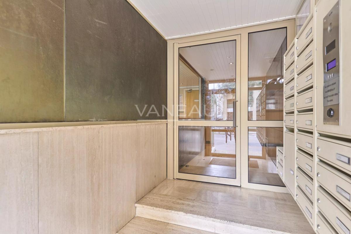 Paris XVème - Charles Michels - studio en étage avec balcon
