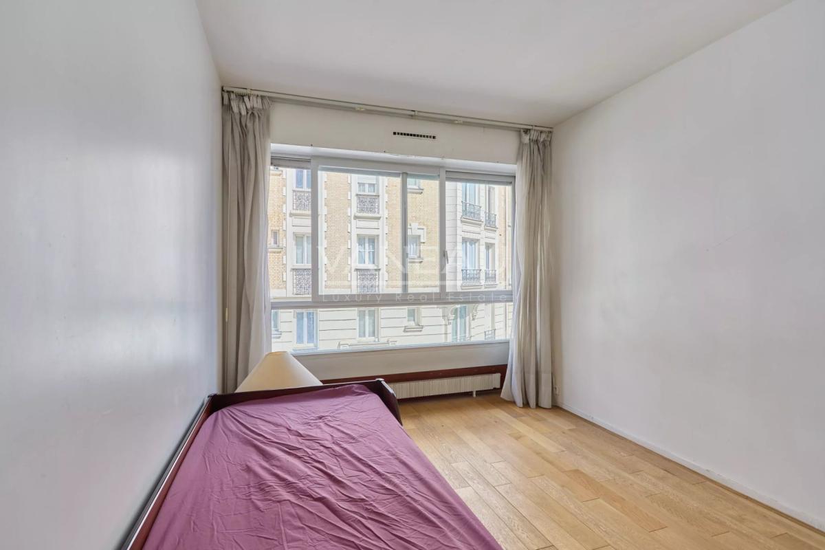 Paris XVe - Cambronne - Appartement trois pièces avec balcon