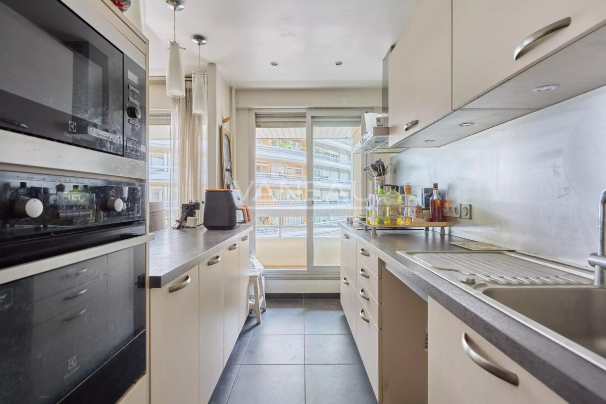Paris XVe - Cambronne - Appartement trois pièces avec balcon