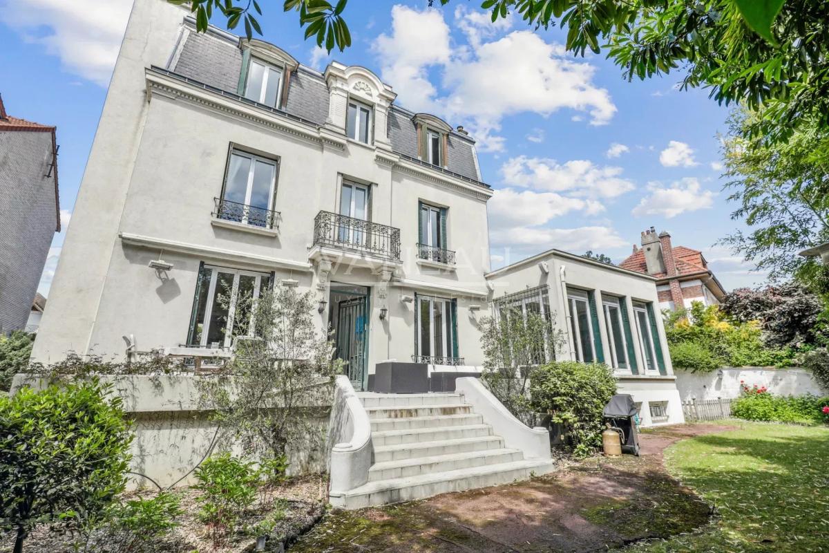 Suresnes - Val d'Or - Maison de famille avec jardin.