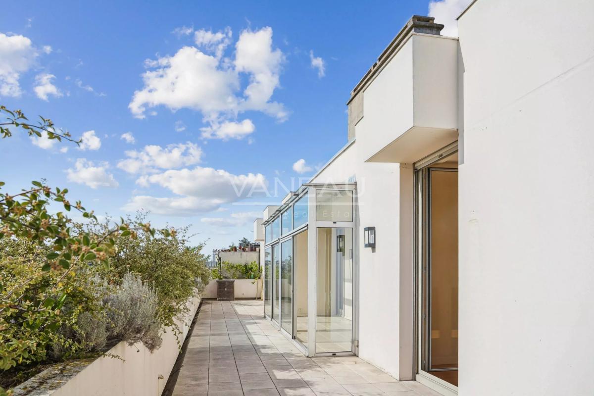 Paris VIIe - Gros caillou - Dernier étage avec terrasse avec vue