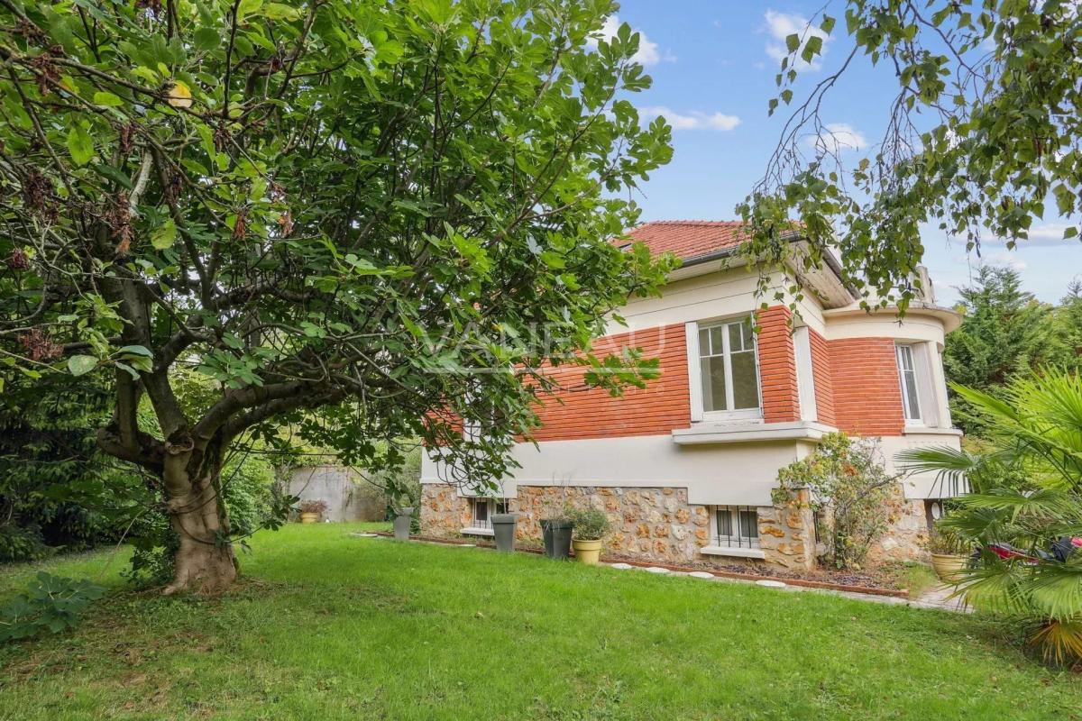 Sceaux (92330) - Belle maison familiale bordée par un jardin fru